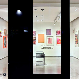 Varios artistas, ¿Por qué el futuro es rosa? Vista de exhibición. Cortesía de la Otto Galería