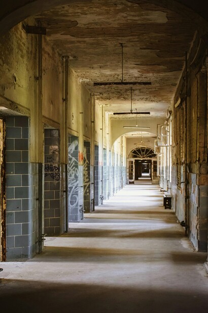 Le liste d’attesa per visite ed esami specialistici sono uno dei problemi più critici, spingendo molti cittadini verso il settore privato 