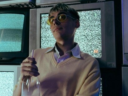  Ao contrário da televisão norte-americana, que se desenvolveu apoiando-se na forte indústria cinematográfica, a brasileira teve de se submeter à influência do rádio, utilizando inicialmente sua estrutura, o mesmo formato de programação, bem como seus técnicos e artistas