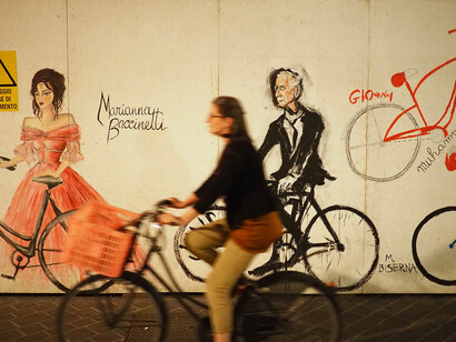 La storia in bicicletta - Foto Vittorio Nava - Via IV Novembre