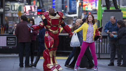 Kimmy Schmidt (Ellie Kemper) con su compañero de piso Titus Andromedon (Tituss Burgess)