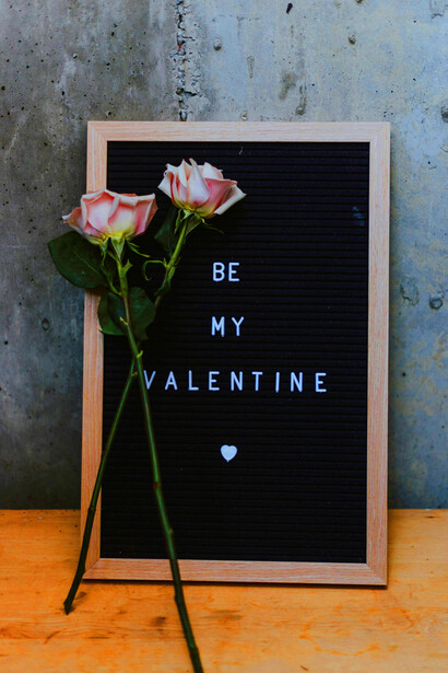 Prendersi cura. Basterebbe fermarsi a riflettere che, sovente, l’amore, ha solo bisogno di chi se ne prende cura e questa non è mai un regalo materiale ma qualcosa che vogliamo venga percepito con la vibrazione dell’amore che possa entrare dentro l’altro dando spazio a quello che vogliamo comunicare di lei attraverso noi