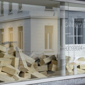 Arcangelo Sassolino, No flowers without contradiction, vista della mostra. Con la gentile concessione di Repetto Gallery