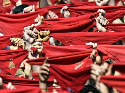Pamplona. Asistentes esperando el chupinazo