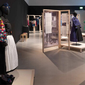 Schwerer stoff. Frauen, trachten, lebensgeschichten, ausstellungsansicht. Mit freundlicher genehmigung des Museums Europäischer Kulturen