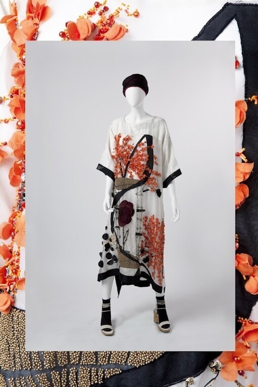 Antonio Marras,
Collezione Primavera/Estate 2014,
Caftano in lino, seta jacquard con applicazioni a mano a motivi floreali,
Archivio Antonio Marras
