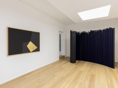 Alberto Burri e Nunzio, Nero x nero, veduta della mostra. Per gentile concessione della Galleria Mazzoleni