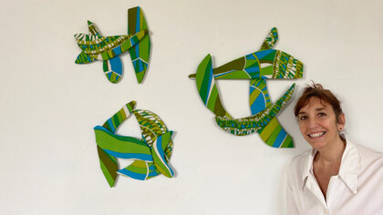 Florencia Martinez accanto ad un suo lavoro