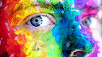 Ein mit Farbe befleckter Mann