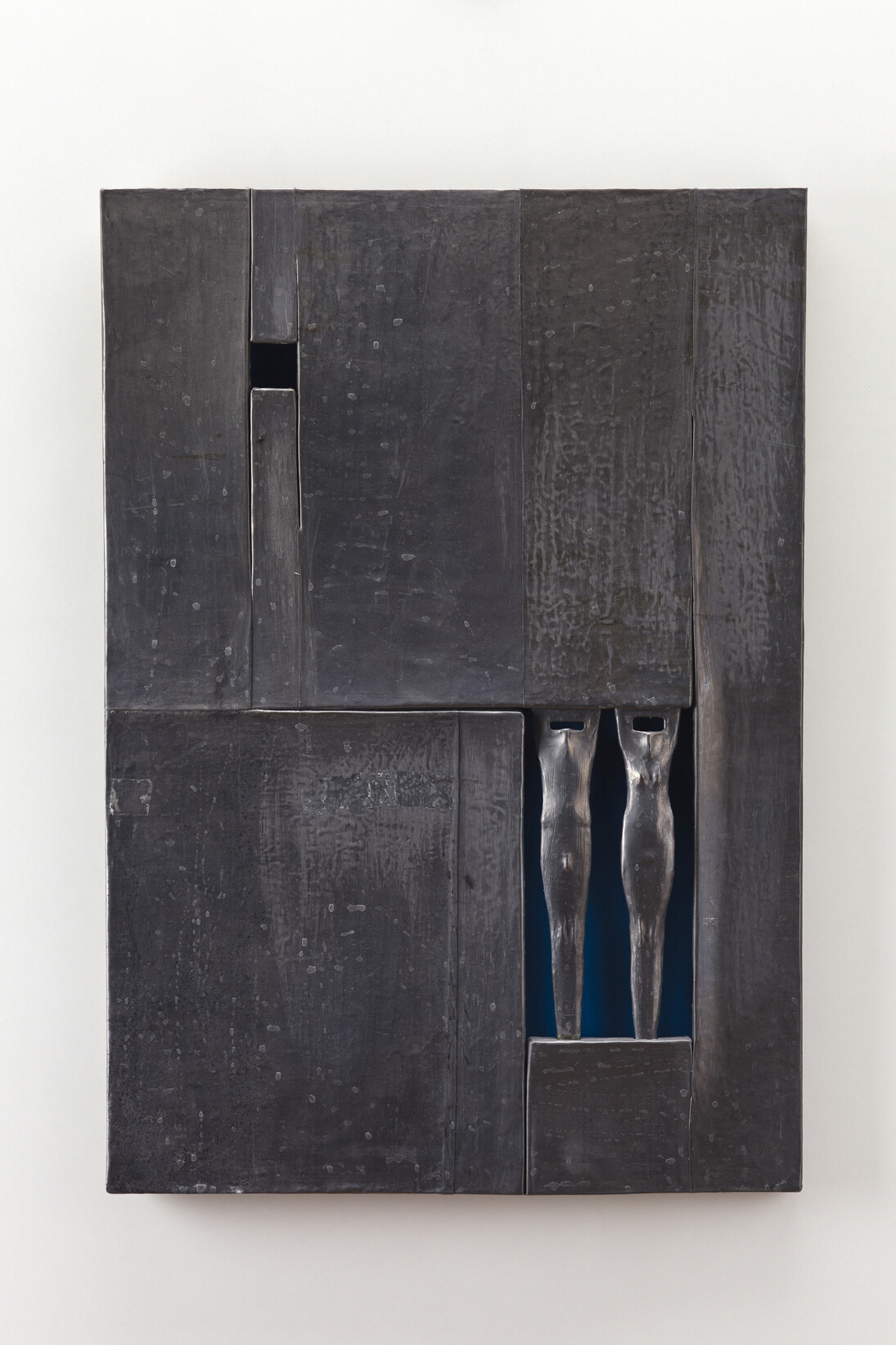 Hermann Josef Runggaldier, Coppia, 2009 rilievo, legno di tiglio, foglia di piombo, 70 x 50 cm   