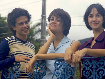 Rodrigo Lélis (Caetano Veloso), Sophie Charlotte (Gal Costa) e Camila Márdila (Dedé Gadelha) em cena do filme 'Meu Nome é Gal'