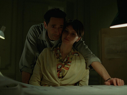 Adrien Brody offre un’interpretazione magnetica nei panni di László Tóth, un architetto ungherese che lotta per affermarsi negli Stati Uniti del dopoguerra. Adrien Brody e Felicity Jones in una scena del film
