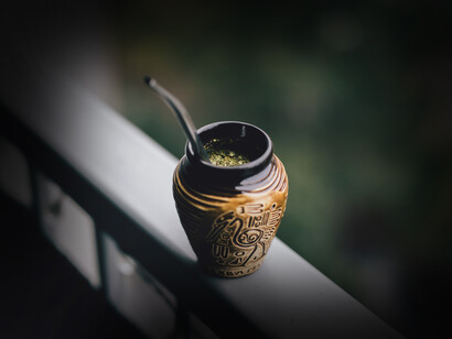 Mate: cuando uno decide tomar esta bebida, deberá organizar la experiencia preparando el pocillo de mate y su respectiva bombilla