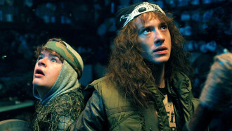 Fotograma de la cuarta temporada de la serie «Stranger Things»; Gaten Matarazzo y Joseph Quinn interpretan los personajes de Dustin y Eddie respectivamente