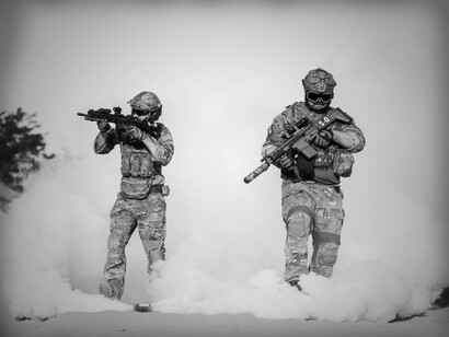 Soldados en conflicto bélico. La guerra es una posible consecuencia de la competencia por la supremacía mundial