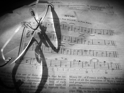 Scrivere una fuga o un doppio coro prevede una solida padronanza di leggi rigidissime da cui possono nascere capolavori di una bellezza sublime