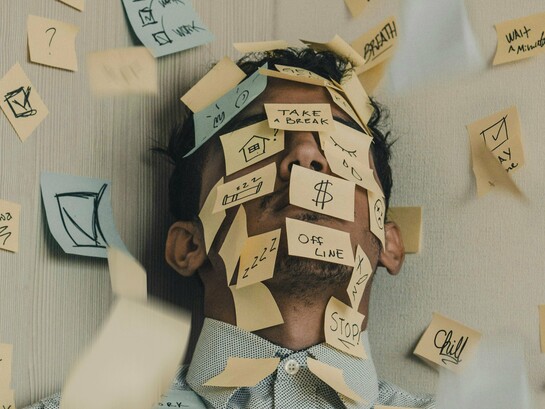 Em vários aspectos a vida atual é inegavelmente mais desenvolvida como na medicina, na higiene e no conforto material. Entretanto, nem tanto esforço é dedicado à questão do bem-estar humano. Será que a vida moderna torna as pessoas satisfeitas com sua existência? Num primeiro momento a discussão não parece fazer sentido, afinal, se hoje é mais rico, saudável e confortável é óbvio que seria mais feliz também. Porém, não é tão fácil responder à pergunta. Estudos da psicologia apontam que bens materiais trazem uma satisfação apenas momentânea às pessoas, sendo logo esquecidas. Portanto, um mundo mais rico não é necessariamente mais feliz
