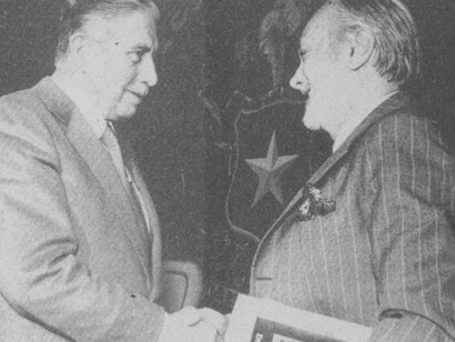 Saludos entre Augusto Pinochet y Enrique Campos Menéndez, Premio Nacional de Literatura 1986