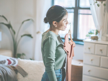 Within the domain of affiliate marketing, a prominent female influencer adeptly captures attention as she stylishly presents and endorses a featured product