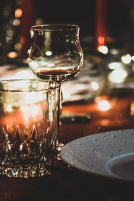 Platos y copas para una cena entre viejos amigos