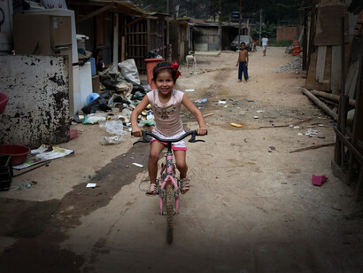 Niña en un barrio marginal en América latina