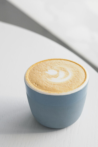 Taza de café decorada. El diseño en el café ha ganado popularidad en todo el mundo