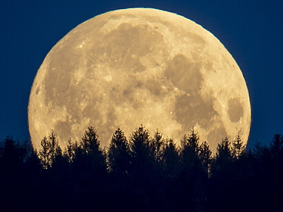 The moon is up close near the earth. Researchers want to use Moondust to dim the sunlight to cool the Earth caused by global warming