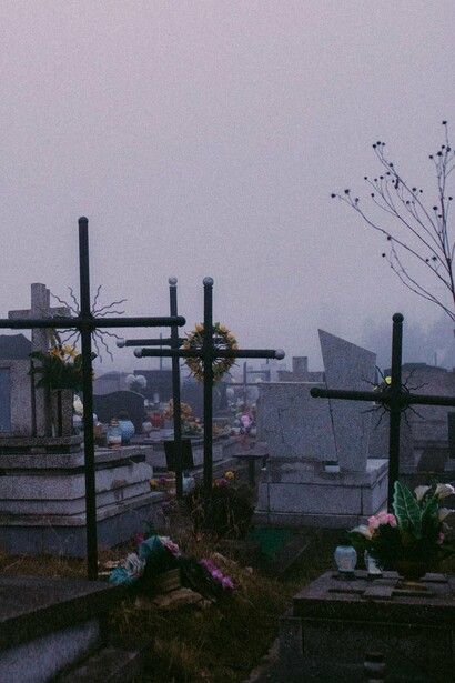 Hay tantos fallecidos: héroes y villanos, científicos y artistas, civiles y militares, personas que una vez vivieron, se rieron, amaron, lloraron