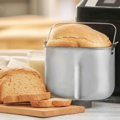 La macchina per il pane fu un dono pratico, scelto per introdurre nella quotidianità un’abitudine condivisa fatta di cura e continuità