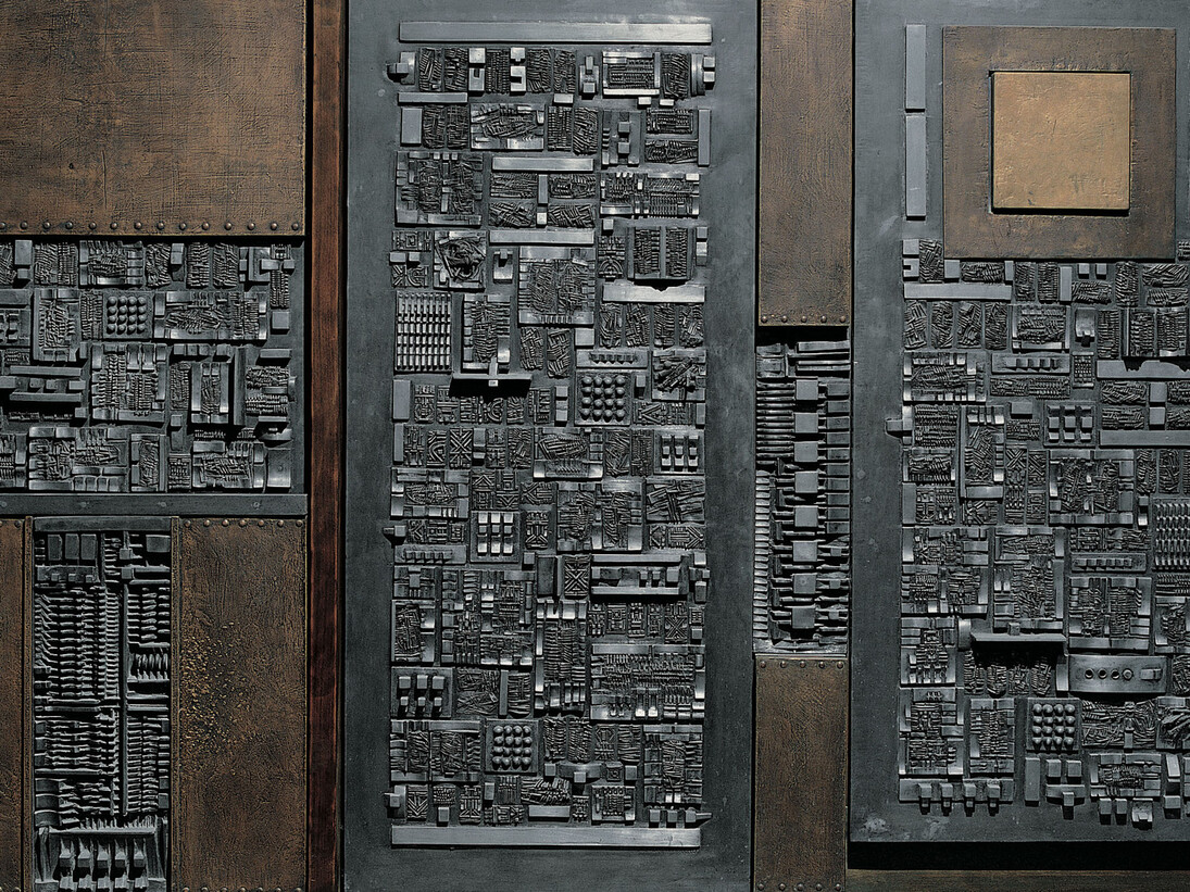 Arnaldo Pomodoro, Grande tavola della memoria, 1959-1965 piombo, bronzo, legno e stagno, 225 x 325 x 60 cm (foto Giorgio Boschetti). Courtesy of Palazzo Reale
