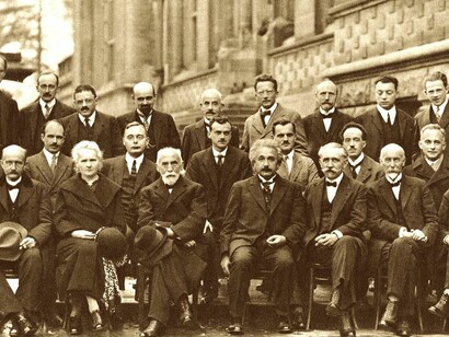La foto del Congreso de Solvay de 1927: ni siquiera los físicos más famosos de la historia moderna (Planck, Dirac, Einstein, Schrödinger, Pauli, Heisenberg, Born, Bohr) alcanzaron en sus teorías cotas de oscurantismo al nivel del lenguaje de algunos profetas actuales de la economía