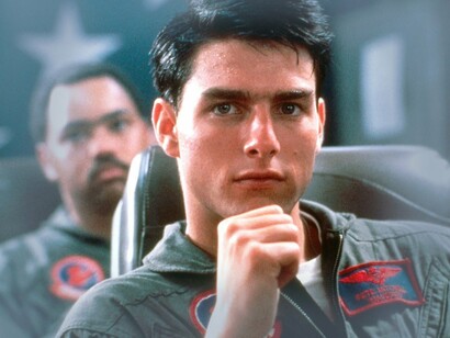 Tom Cruise em cena do filme Top Gun. É nesse contexto que a análise de obras culturais se torna crucial. Elas não são apenas entretenimento; são veículos para a propagação de ideologias


