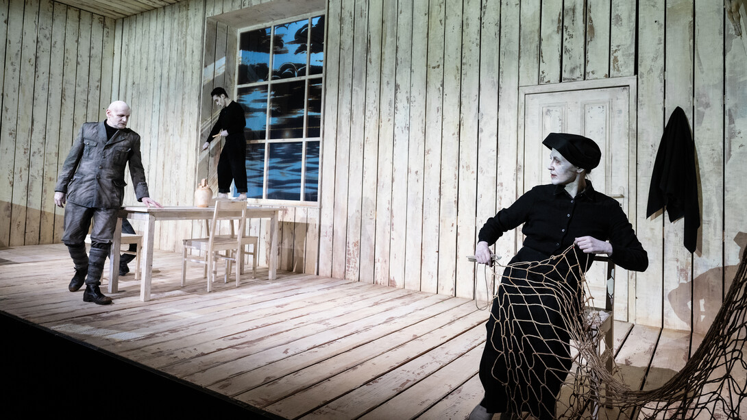 Die gewehre der frau Carrar. Würgendes blei. Mit freundlicher genehmigung des Residenztheater