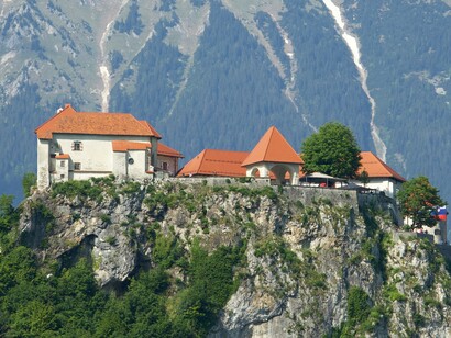Il castello medievale di Bled si affaccia sull'omonimo lago, Slovenia