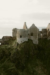 Ruínas medievais do Castelo Dunluce na costa do oceano na Irlanda do Norte, no Reino Unido. Ao final destes dias intensos e cheios de descoberta, regressámos com a sensação de ter conhecido uma Irlanda rica em contrastes — da tranquilidade de vilas junto a lagos às falésias imponentes, das paisagens verdes e rurais às cidades marcadas pela história e pela cultura, bem como pela presença ainda visível da divisão entre a Irlanda Católica e a Irlanda Protestante