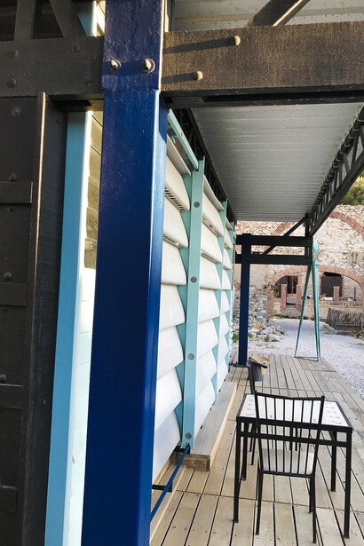 Tiny house de Jean Prouvé, Parc National des Calanques, Marseille. Imaginée, créée et fabriquée en 1949 par le célèbre ferronnier, architecte et designer français, Jean Prouvé, qui considérait qu’il ne pouvait pas y avoir de différence entre la conception et la construction d’un meuble et d’un immeuble