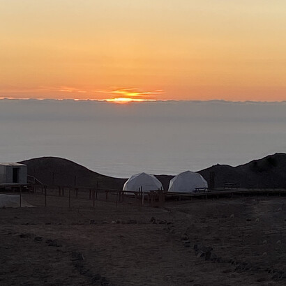 La convivencia durante tres jornadas enriqueció el proceso creativo de Más allá de Ofelia mediante preguntas compartidas sobre el paisaje y la percepción. Estación Atacama UC – Alto Patache, perteneciente a la Pontificia Universidad Católica de Chile