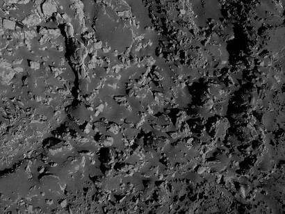 Elena Mazzi e Sara Tirelli. A Fragmented World, 2016. Video-installazione, 5’09’’, b/n su superficie di proiezione argento, suono
Soggetto scientifico: Bruno Giorgini / Riprese e montaggio: Sara Tirelli / Riprese aeree: IrisFilm Produzione / Audio: Giuseppe Cordaro/ Color grading: Simone Mogliè / Corridore: Michele Mam-mino / Mappe ArchGIS: INGV Catania. Still da video. Courtesy le artiste e Galleria Ex Elettrofonica