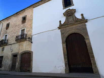 El Convento de la Merced, un histórico edificio barroco fundado a principios del siglo XVII con el apoyo de doña Francisca Pizarro Yupanqui —la primera noble mestiza del Perú, hija del conquistador Francisco Pizarro y de la princesa inca Quispe Sisa—y sus descendientes. Trujillo, Cáceres, España