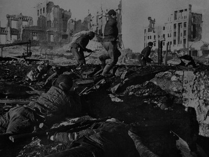 Soviet soldiers in Stalingrad fighting during WW2