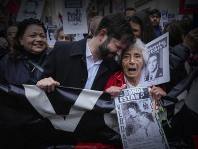 Gabriel Boric en una manifestación que conmemora los 50 años del Golpe de Estado en Santiago de Chile