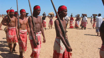Les porteurs de fusils, de sagaies, les effets personnels et les ustensiles ayant appartenu aux rois