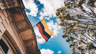 Cartagena de Indias, Colombia. La gente espera, camina tranquila sin buscar una razón, sin preguntarse un por qué; el único sentido de la vida es vivirla sin un mañana lejano