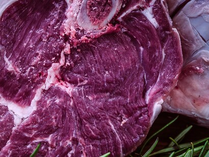 Los especialistas recomiendan moderar el consumo de carne
