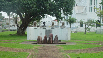 Monumento a los Paises No Alineados, emplazado en la ciudad de Georgetown, Guyana, en el año 1972