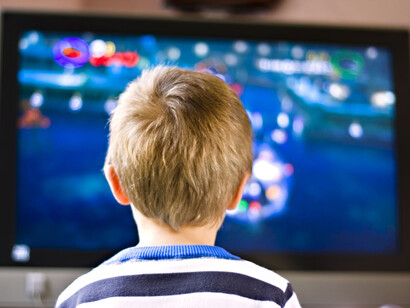 Un niño ante la televisión