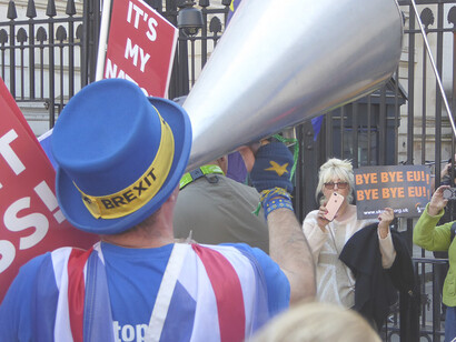 On 27 February 2019, a planned parliamentary vote on Brexit amendments was postponed once again. Outside Westminster, SODEM protesters rallied under the slogan “It is not a done deal,” while a small group of Leave Means Leave supporters staged a counter-demonstration, mirroring the nation’s deep divisions