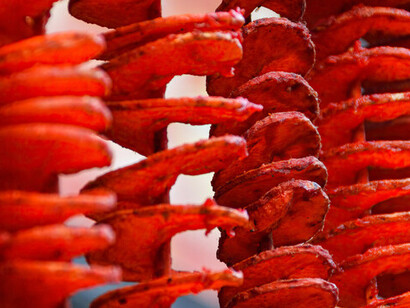 Torceduras de patata - Food Street, VV Puram, Bengaluru, Karnataka, esta calle tiene más de 20 puestos de comida en menos de 150 metros que sirven variedades de comida callejera vegetariana pura, dulces, del sur de y del norte de la India