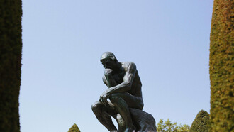 'El pensador' (1882) escultura de Auguste Rodin situada en la Rue de Varenne de Paris, Francia