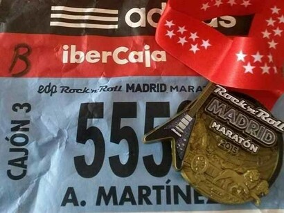 Maratón de Madrid. Dorsal y medalla de finisher del autor